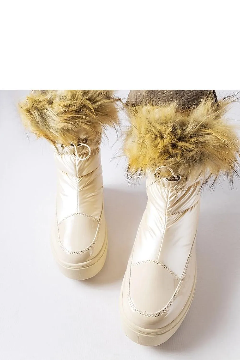 Beige insulated snow boots