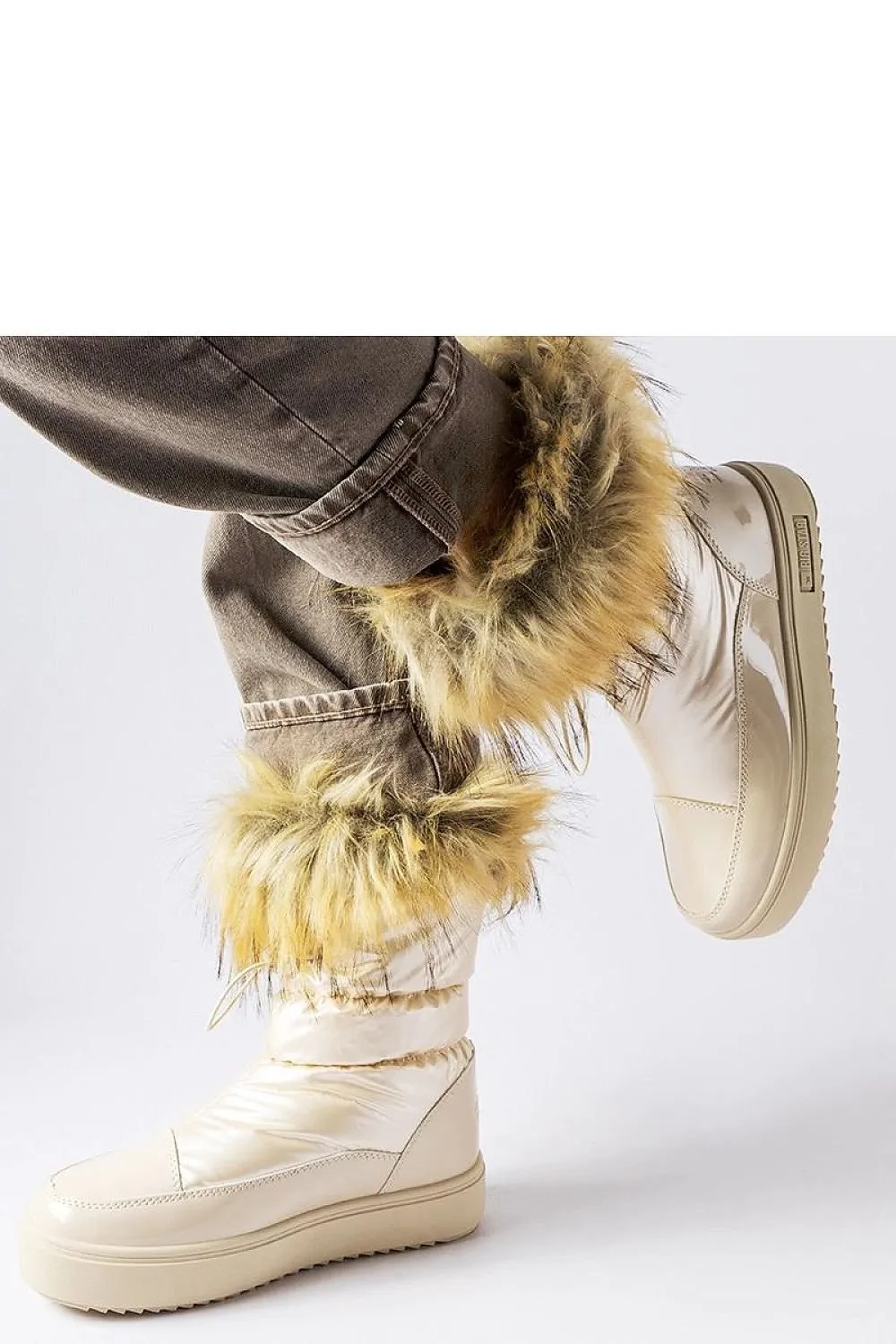 Beige insulated snow boots