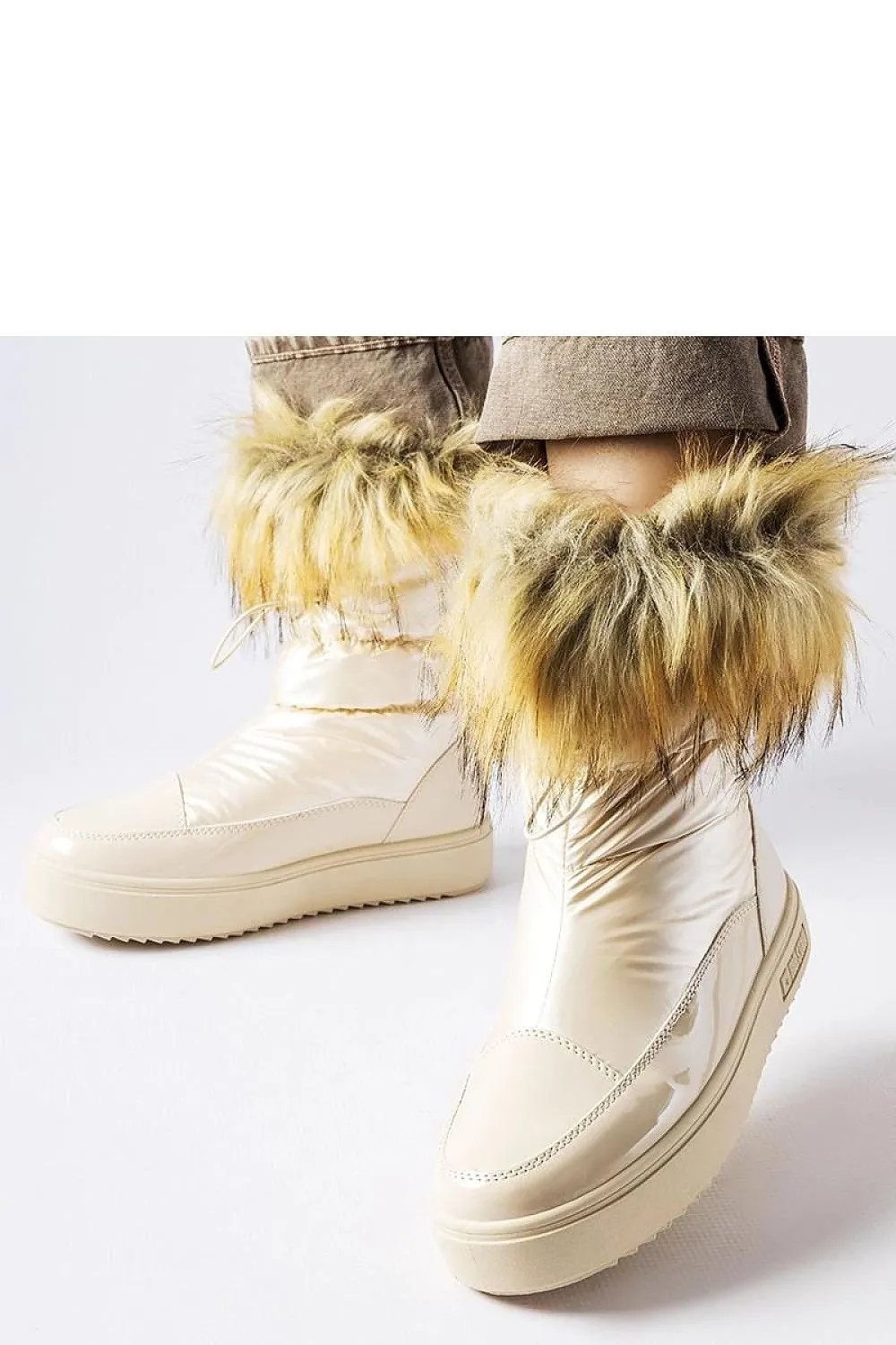 Beige insulated snow boots
