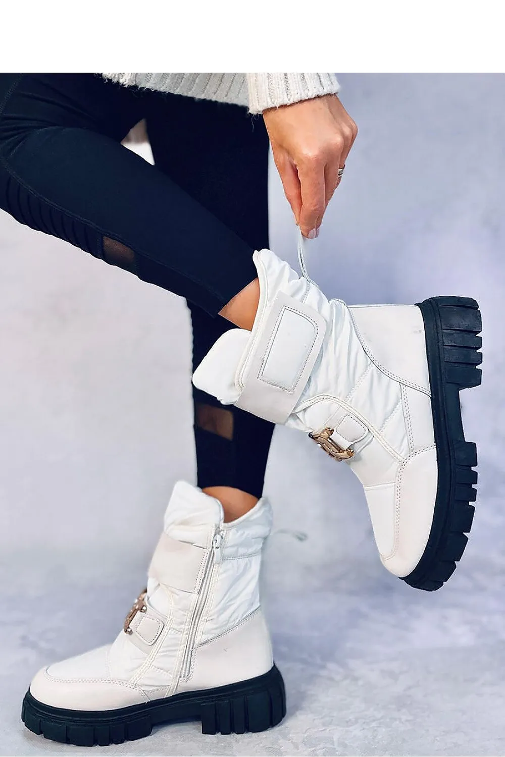 Snow boots
